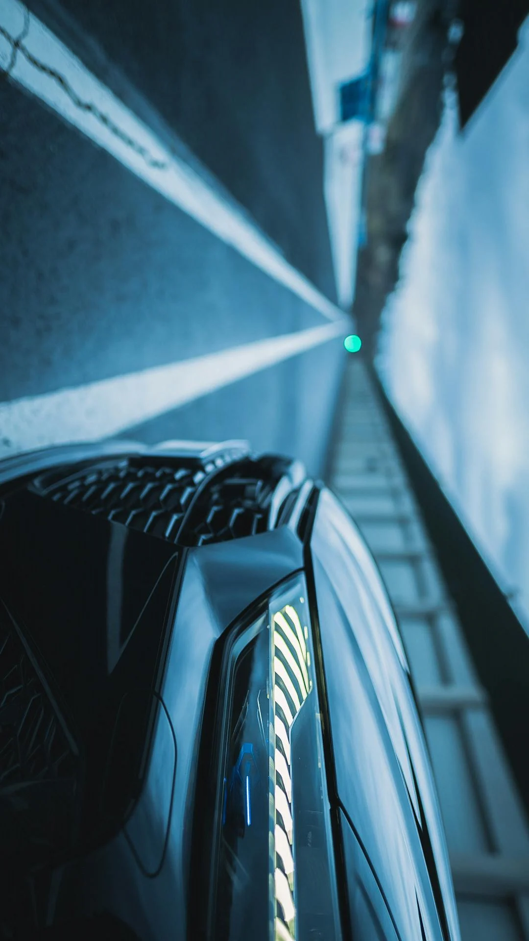 Voiture moderne sur une route immaculée