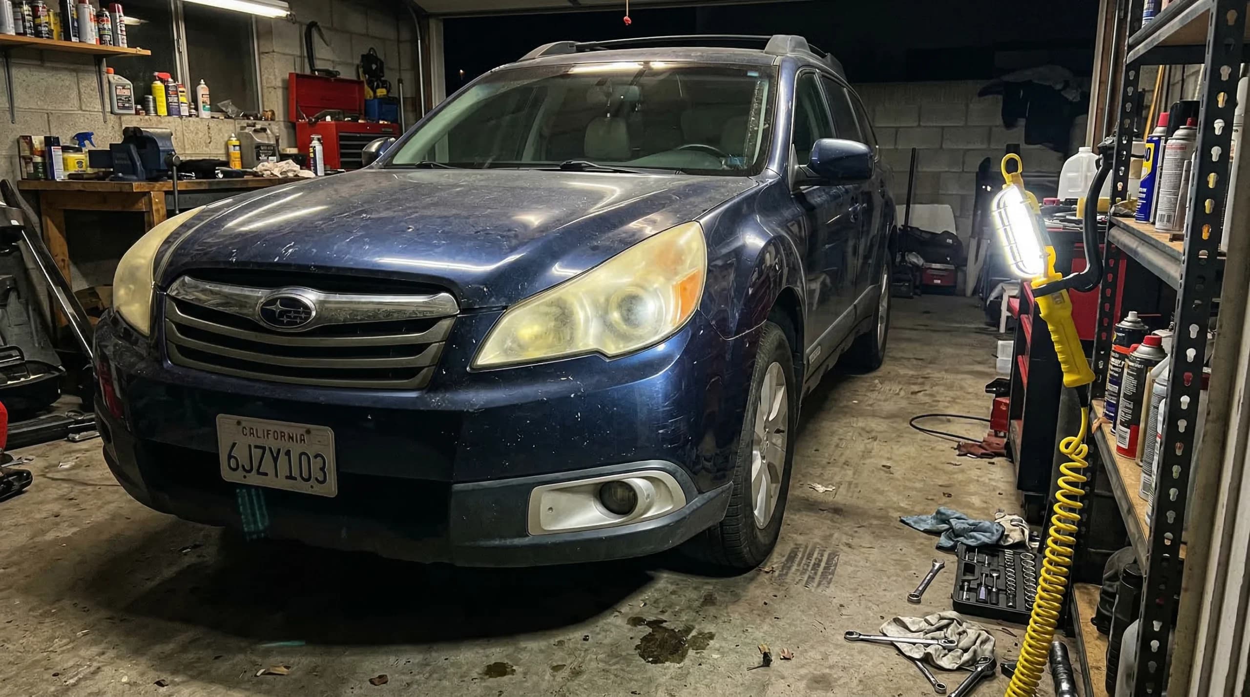 Voiture bleue dans un garage encombré