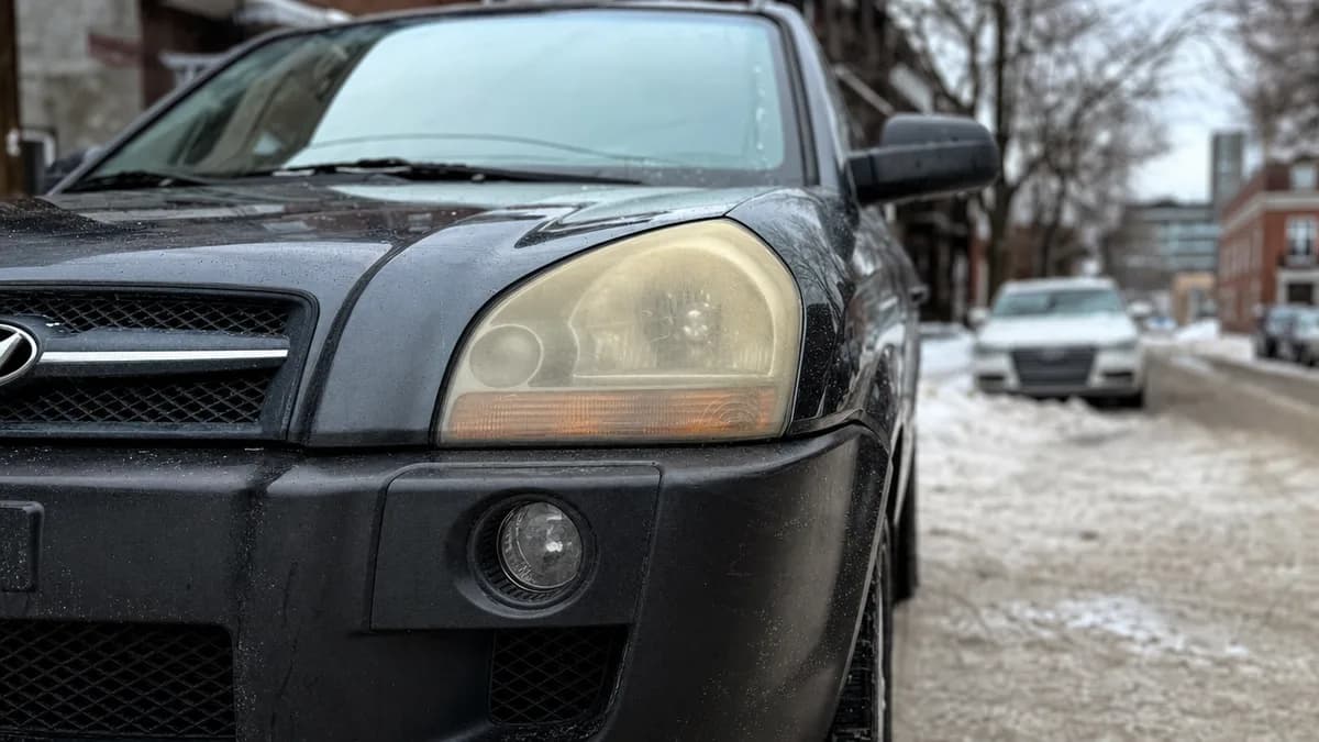 Phares jaunes et opaques d'un Hyundai Tucson garé dans une rue de Montréal en hiver